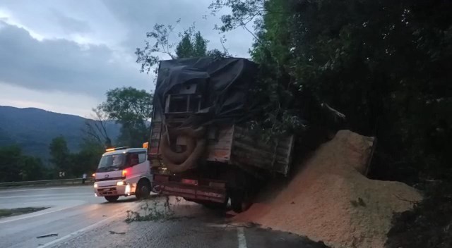 Bursa’da feci kaza! Kum yüklü kamyon devrildi