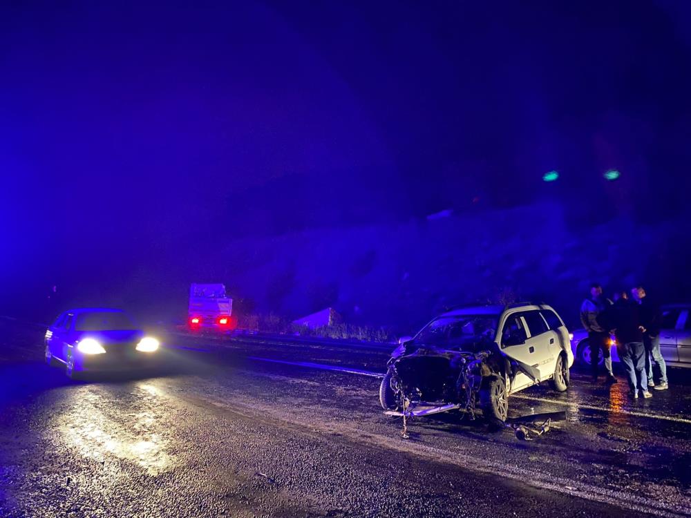 Bursa’da kamyon ile otomobil çarpıştı: 1 ölü