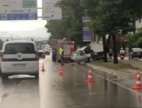 Bursa’da kontrolden çıkan otomobil ağaca çarptı