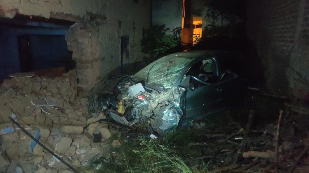 Bursa’da otomobil evin duvarına daldı: 1 ölü