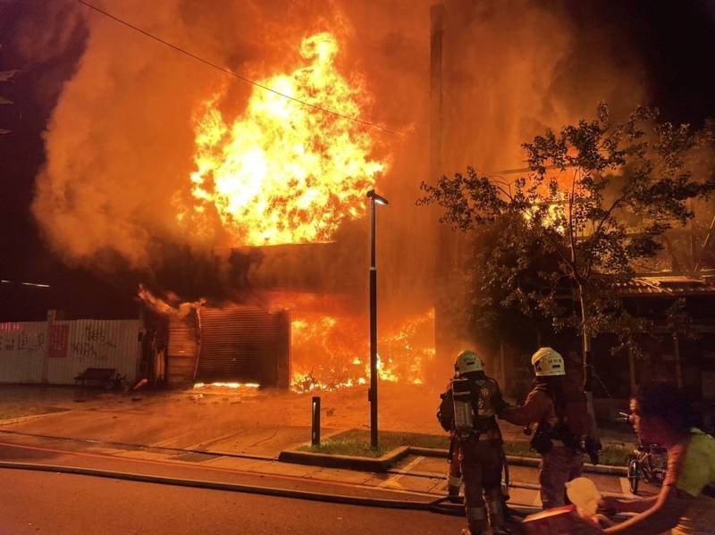 Ailesine kızan şahıs evi ateşe verdi: 8 ölü