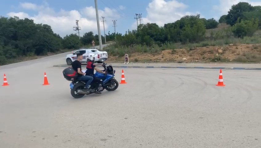 Bursa’da sınava geç kalan öğrenciyi jandarma yetiştirdi