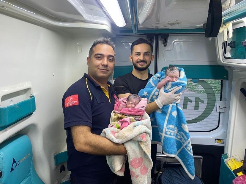 Hastane yolunda ambulansta ikiz bebek dünyaya getirdi
