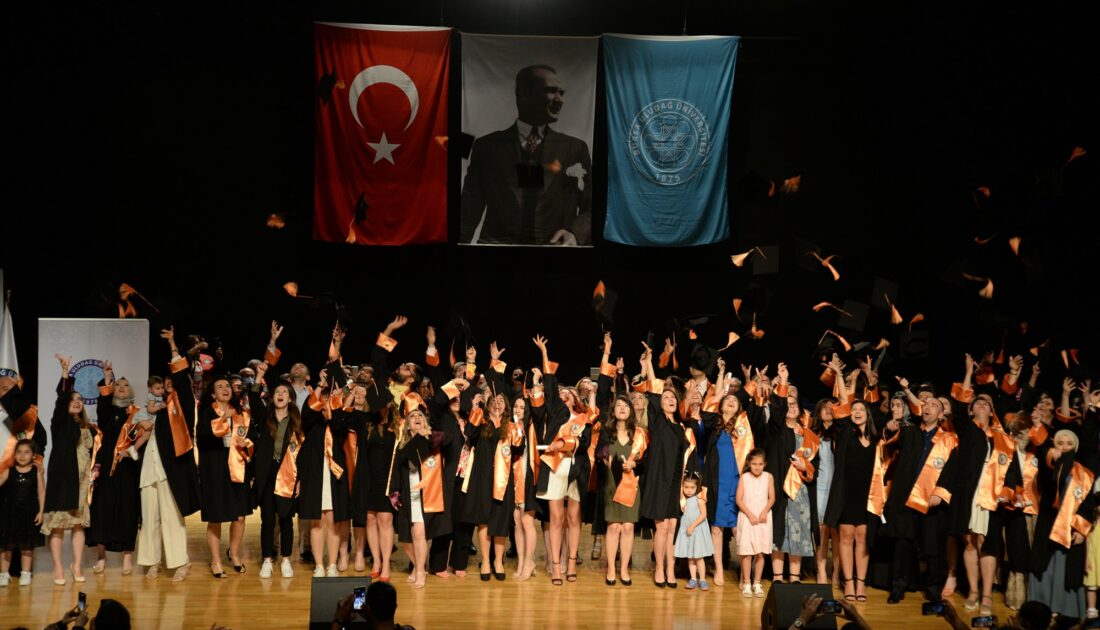 Bursa’da Enstitülerde mezuniyet coşkusu
