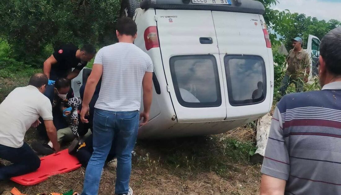 Bursa’da kontrolden çıkan minibüs tarlaya uçtu: 3 yaralı