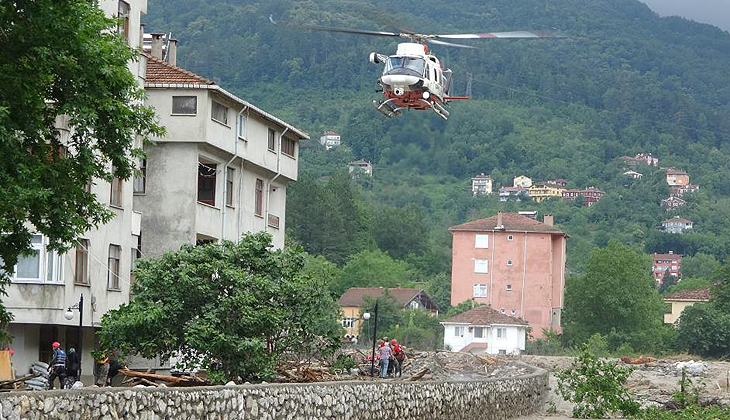 Selde mahsur kalan bedensel engelli vatandaş helikopterle kurtarıldı