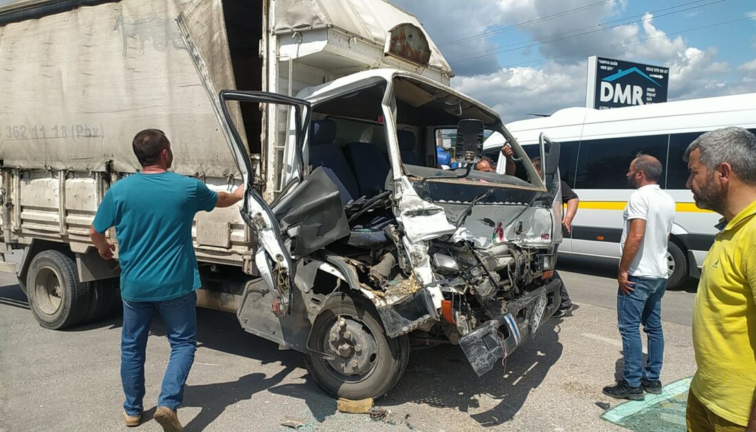 Bursa’da kamyonet tıra çarptı: 2 yaralı