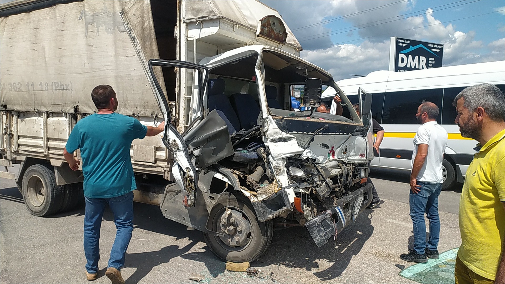 Bursa’da kamyonet tıra çarptı: 2 yaralı