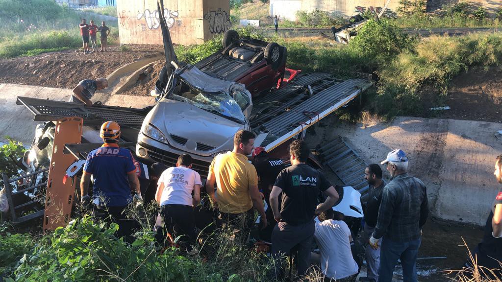 Bursa’da otomobil taşıyan TIR viyadükten uçtu