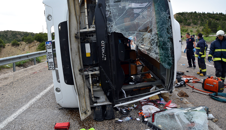 Antalya’da tur midibüsü devrildi: 1 ölü, 23 yaralı