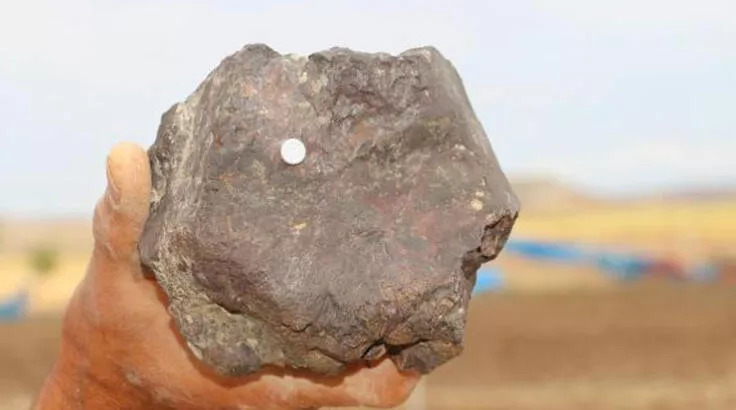 Tarlada buldu, internetten araştırdı! Meteor olduğunu iddia etti