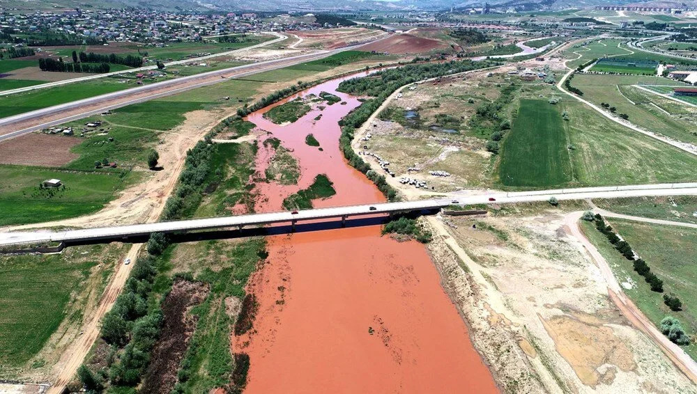 Türkiye’nin en uzun nehri kızıla büründü
