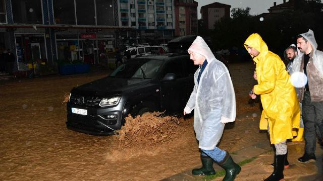 Bakan Soylu sağanağın olumsuz etkilediği Akyurt’a gitti