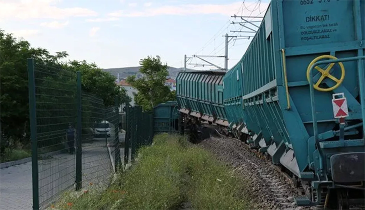 Yük treni devrildi, Ankara-Kayseri demiryolu ulaşıma kapandı