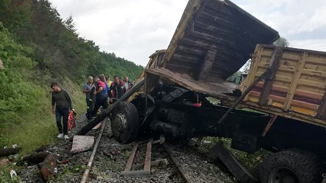 Zonguldak’ta kamyon demir yoluna yuvarlandı: 2 ölü, 2 yaralı