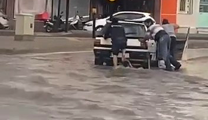 Bursa’da sağanak yağış sürücülere zor anlar yaşattı