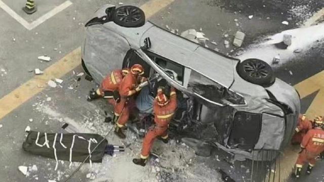 Çin’de elektrikli otomobil 3. kattan düştü: 2 ölü