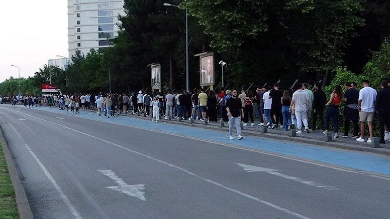 Binlerce genç saatlerce kuyrukta bekledi