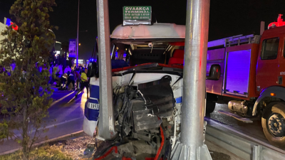 Bursa’da yolcu minibüsü yön levhasına çarptı: 1’i ağır 12 yaralı