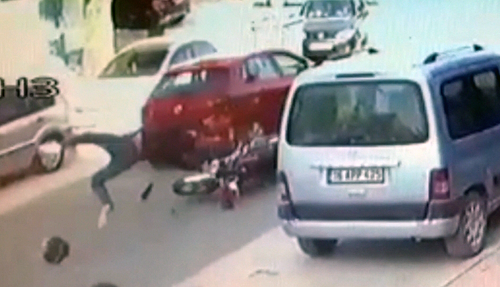Bursa’da otomobille çarpışan motosikletli ağır yaralandı
