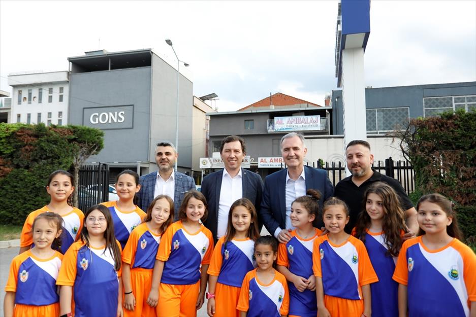 İnegöl’de yüzme şenliğinde alt yapı sporcuları madalyalarına kavuştu