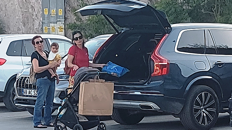 Özge Özpirinçci: Kucağımda bebeğim var, çekmeyin!