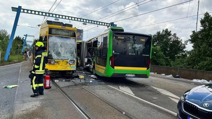 Almanya’da otobüsle tramvay çarpıştı