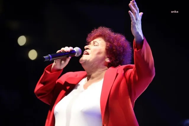 Didim Amfitiyatro’da Selda Bağcan rüzgarı
