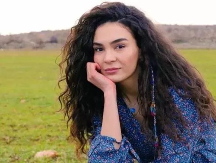 Ebru Şahin’in bikinili sahil paylaşımı olay oldu!