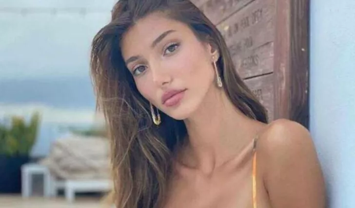 Şevval Şahin beyaz bikinisiyle şov yaptı