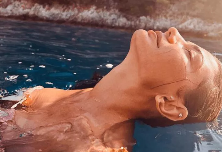Demet Özdemir’in denizdeki pozu olay oldu