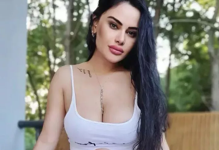 Naz Mila tatilde Demi Rose gibi poz verdi