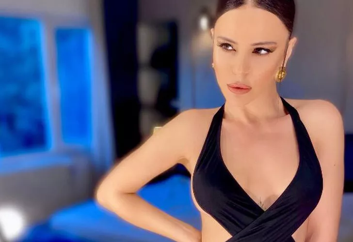 Simge Sağın Alaçatı’da: İki erkek arasında çiçek!