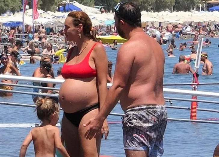 Seda Bakan ailesiyle halk plajında