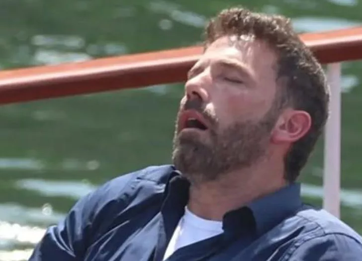 Ben Affleck balayında ağzı açık uyuya kaldı