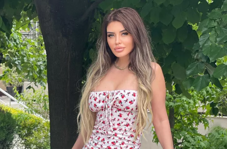Ebru Polat pembe mayolu pozuyla parmak ısırttı!