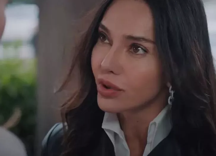 Hande Ataizi fit vücudunu sergiledi