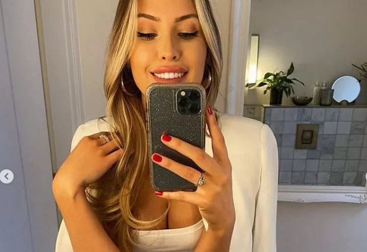 Chloe Loughnan beyaz bikinisini giyip poz verdi