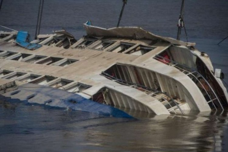 Endonezya’da yolcu gemisi battı: 13 kayıp