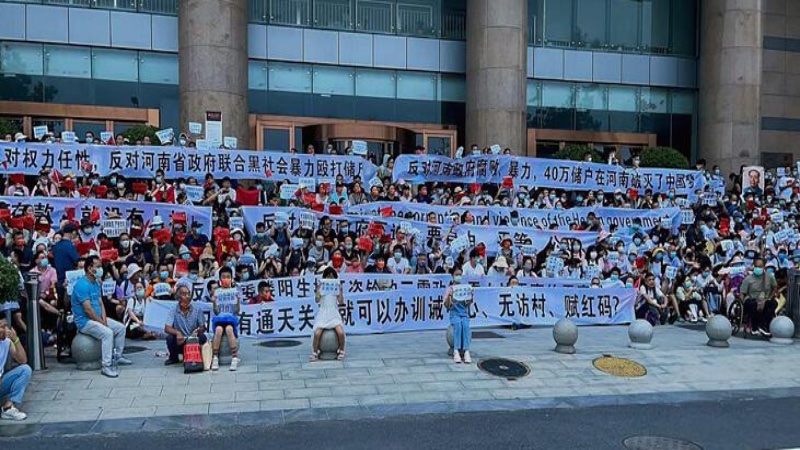 Çin’de, bankadan parasını çekemeyen vatandaşlardan protesto