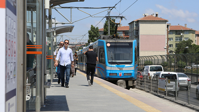 Tramvayda annesine yer vermeyen kişiye falçatayla saldırdı