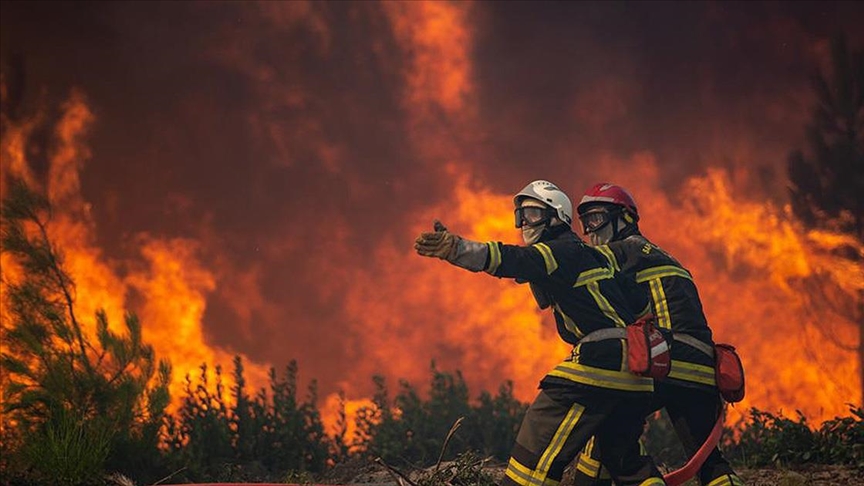 Fransa’da 9 gündür süren yangının kokusu ve dumanı Paris’e ulaştı
