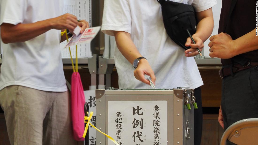 Japonya, eski Başbakan Abe suikastının gölgesinde sandığa gitti