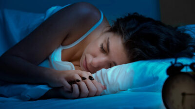 Uykuya dalarken düşme hissi neden olur?
