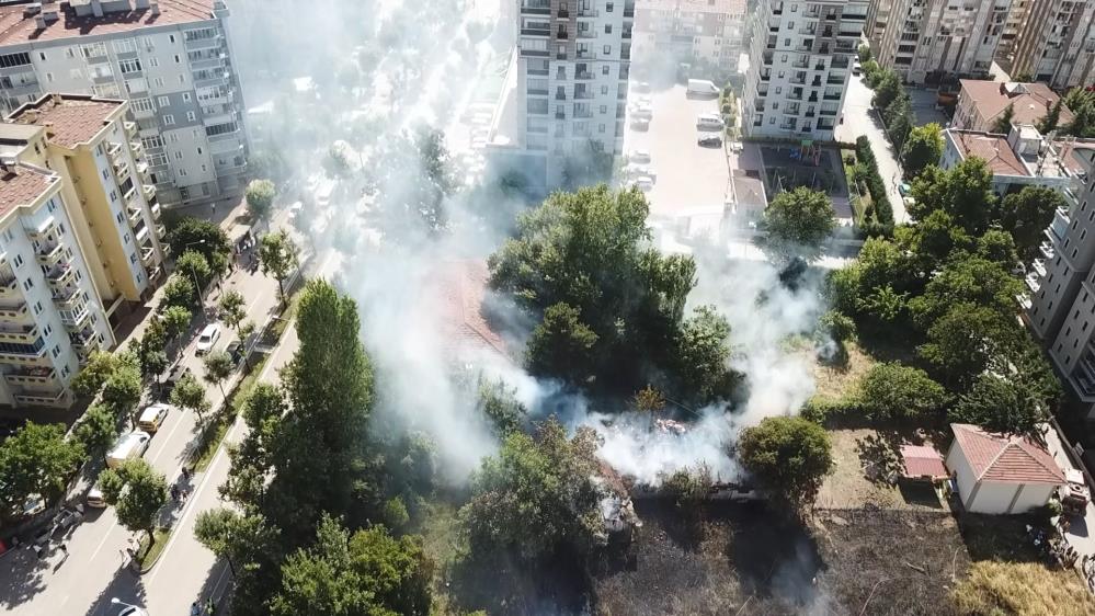 Bursa’da yangın! 2 ahır ve 1 baraka küle döndü