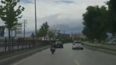 Bursa’da motosikletin üstüne uzanarak giden genç, ölüme davetiye çıkardı