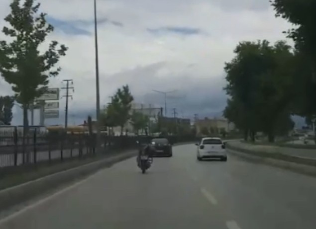 Bursa’da motosikletin üstüne uzanarak giden genç, ölüme davetiye çıkardı