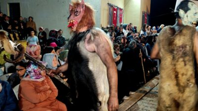 Bursa’da kestikleri kurbanların derisini giyip insanları korkutuyorlar