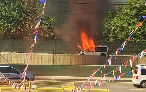 Bursa’da seyir halindeki ticari kamyonet küle döndü