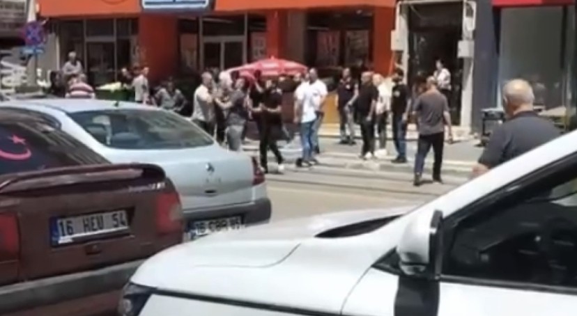 Bursa’da ‘yol verme’ tartışması… Güçlükle ayırdılar!